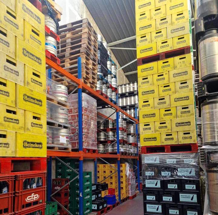 Un choix complet d'eaux plates et gazeuses en bouteille